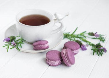 Fincan çay ve bir tablo taze lavanta ile macarons