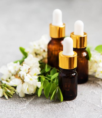 akasya esans şişeleri akasya çiçekler ile