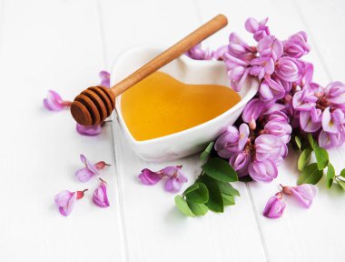 ile akasya çiçekleri ahşap arka plan üzerinde tatlım