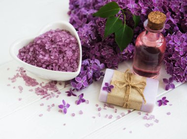 Esans eski bir ahşap zemin üzerine eflatun çiçekli