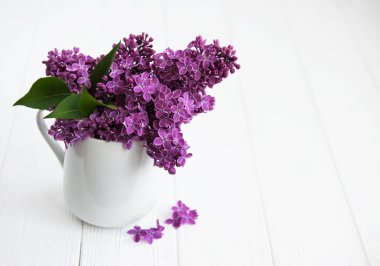 Leylak bir vazo içinde güzel bahar çiçekleri buketi