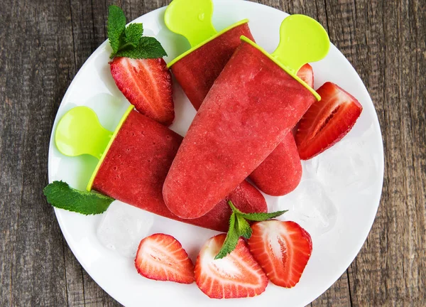 Ev yapımı çilekli dondurma ve bir tablo taze çilek