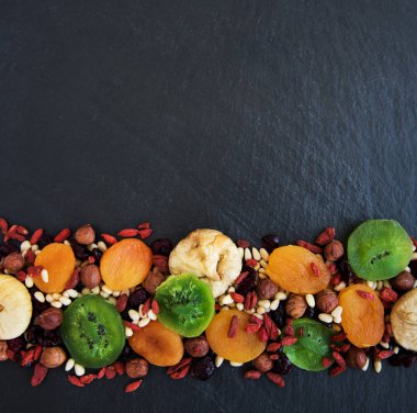 Bir taş zemin üzerine karışık Kuruyemiş