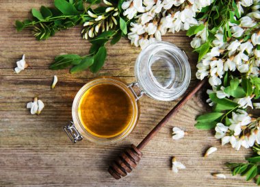 ile akasya çiçekleri ahşap arka plan üzerinde tatlım