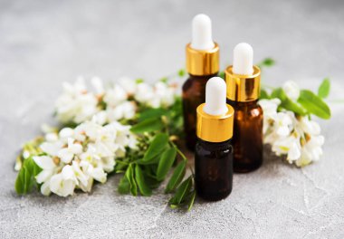 akasya esans şişeleri akasya çiçekler ile