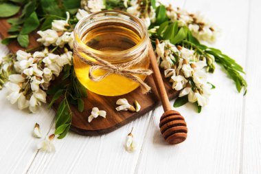 ile akasya çiçekleri ahşap arka plan üzerinde tatlım