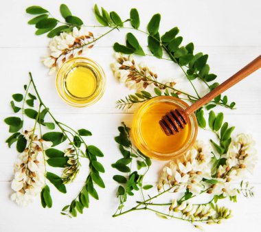 ile akasya çiçekleri ahşap arka plan üzerinde tatlım