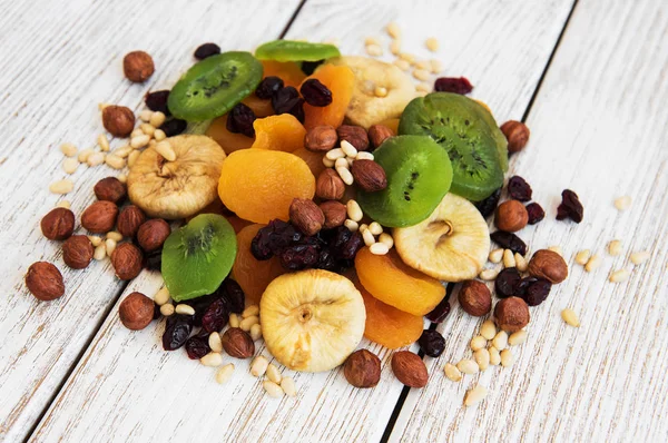 Gemengde Gedroogde Vruchten Een Oud Houten Tafel — Stockfoto