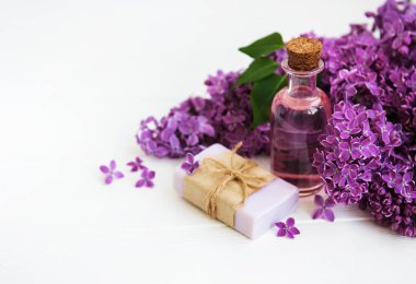 Esans eski bir ahşap zemin üzerine eflatun çiçekli