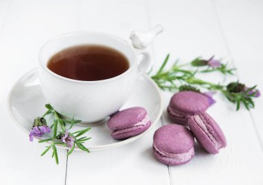 Fincan çay ve bir tablo taze lavanta ile macarons