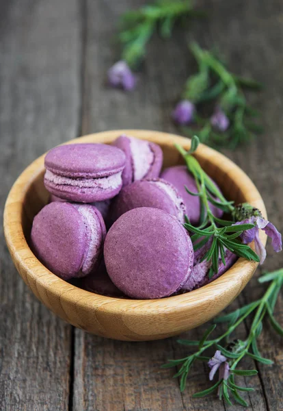 Lavendel Macarons Trä Skål Träbord — Stockfoto