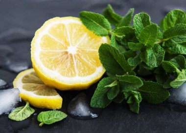 Nane limon ile yeşil ve siyah bir taş zemin üzerine buz