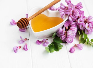 ile akasya çiçekleri ahşap arka plan üzerinde tatlım