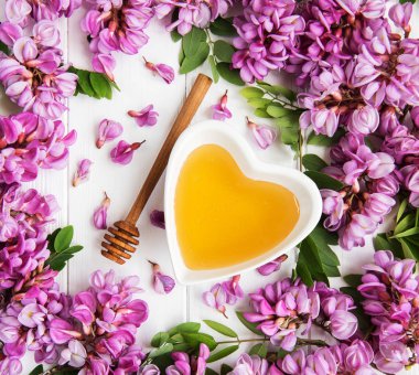 ile akasya çiçekleri ahşap arka plan üzerinde tatlım