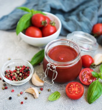 Domates sosu ve malzemeler taş zemin üzerine kavanoz