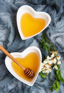 ile akasya çiçekleri ahşap arka plan üzerinde tatlım