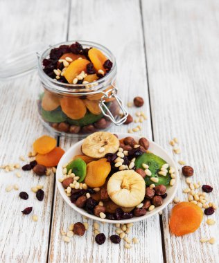 Karışık Kuruyemiş eski bir beyaz ahşap tablo