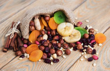 Eski ahşap bir masa üzerinde karışık Kuruyemiş