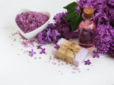 Esans eski bir ahşap zemin üzerine eflatun çiçekli