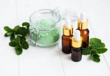 temel aroma yağı ile masaj tuz ve nane bir beyaz tahta masada