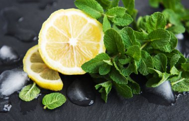 Nane limon ile yeşil ve siyah bir taş zemin üzerine buz