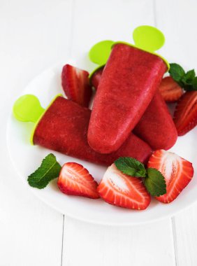 Ev yapımı çilekli dondurma ve bir tablo taze çilek