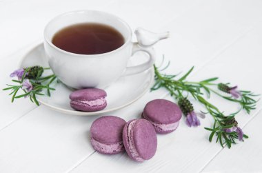 Fincan çay ve bir tablo taze lavanta ile macarons