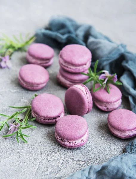macarons lavanta lezzet ve taze lavanta çiçekleri ile Fransız