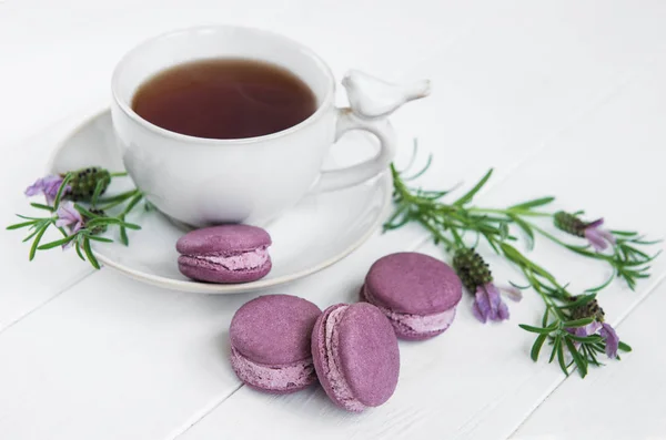 Tasse Tee Und Macarons Mit Frischem Lavendel Auf Einem Tisch — Stockfoto