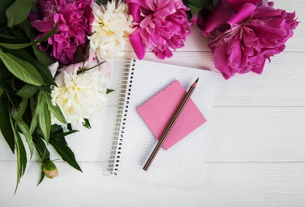 Libro Notas Con Peonías Sobre Fondo Madera Blanco — Foto de Stock