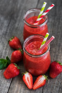 Kavanoz ile ahşap bir masa üzerinde çilek güler yüzlü