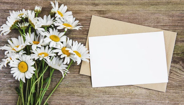 Prázdná Bílá Blahopřání Obálky Květy Heřmánku Dřevěné Pozadí — Stock fotografie