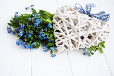 Beyaz ahşap zemin üzerinde korun çiçekler