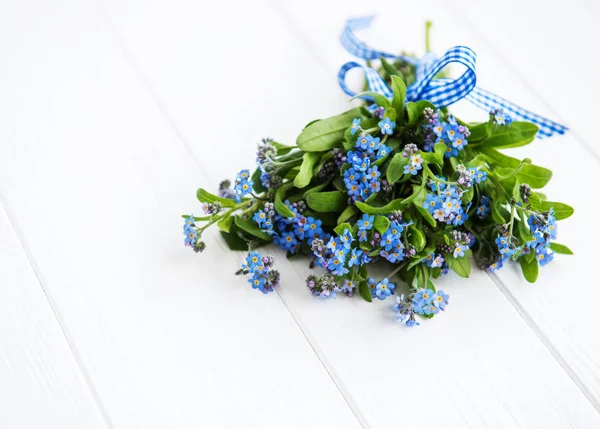 Olvídame Nots Flores Con Cinta Sobre Fondo Madera —  Fotos de Stock