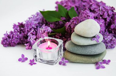 Spa ürünleri, Masaj taşları, mum ve Lila çiçek