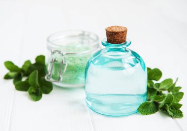 temel aroma yağı ile masaj tuz ve nane bir beyaz tahta masada
