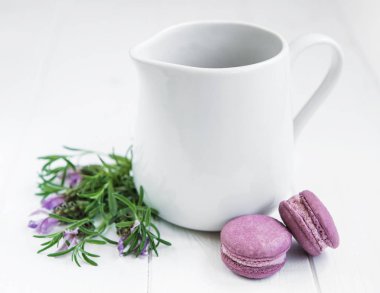 Süt Beyaz ahşap zemin üzerinde Lavanta macaroons ile