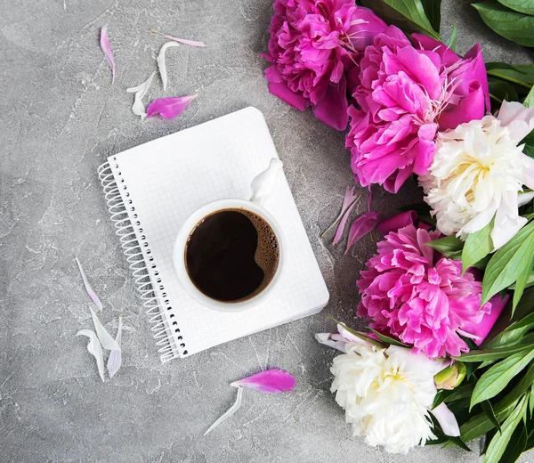 Notatbok Med Peoner Kaffekopp Gammel Steinbakgrunn – stockfoto