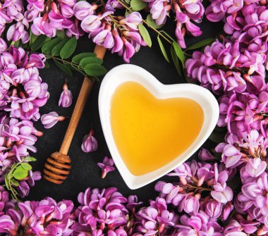 İle akasya çiçekleri siyah bir taş zemin üzerine tatlım