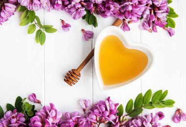 ile akasya çiçekleri ahşap arka plan üzerinde tatlım