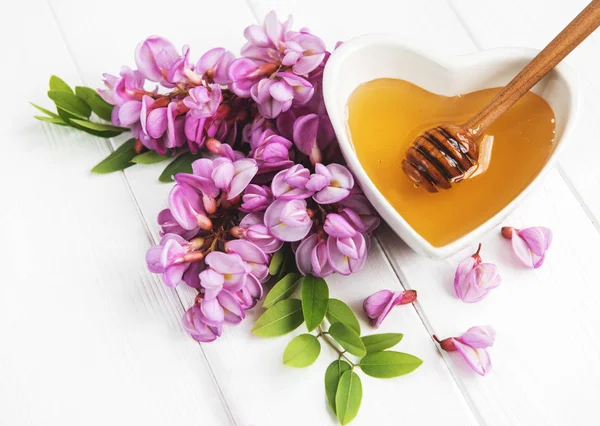 ile akasya çiçekleri ahşap arka plan üzerinde tatlım