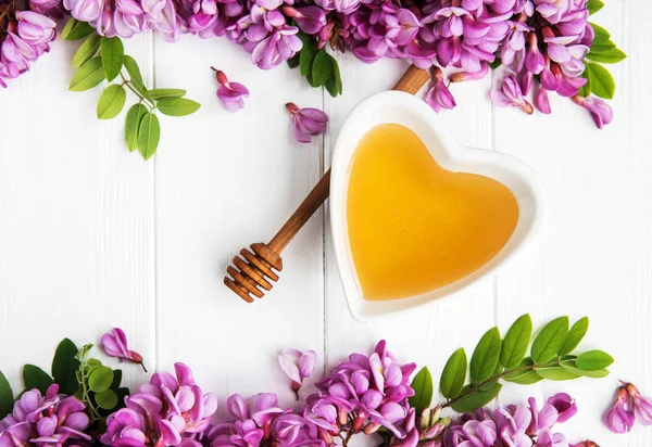 ile akasya çiçekleri ahşap arka plan üzerinde tatlım