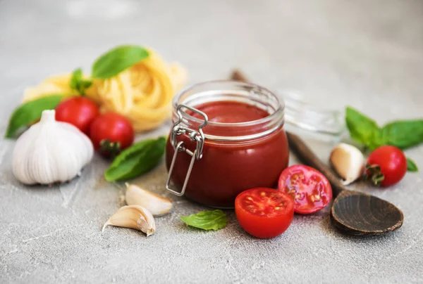 Tarro Con Salsa Tomate Ingredientes Sobre Fondo Piedra —  Fotos de Stock