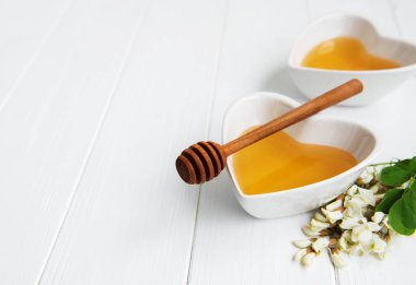 ile akasya çiçekleri ahşap arka plan üzerinde tatlım