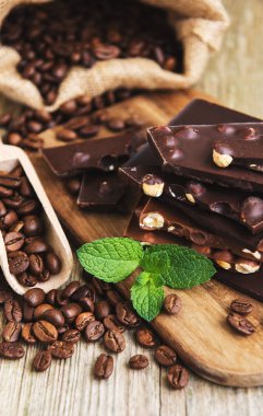 Eski ahşap bir masa çikolata ve kahve fasulye