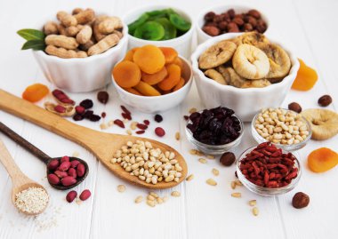 Karışık Kuruyemiş eski bir beyaz ahşap tablo