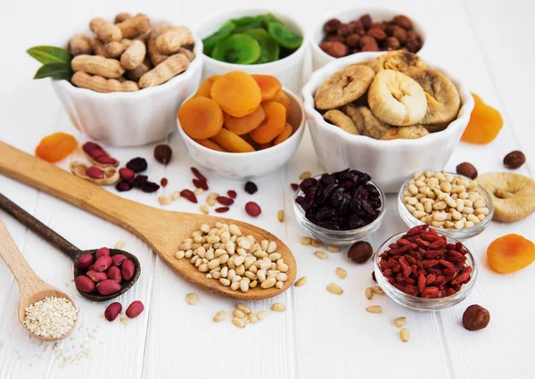 Karışık Kuruyemiş eski bir beyaz ahşap tablo