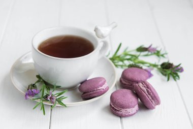 Fincan çay ve bir tablo taze lavanta ile macarons