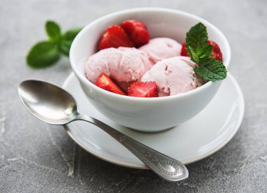 Çilekli dondurma taş zemin üzerine