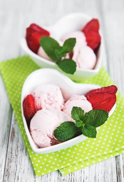 Glace Aux Fraises Dans Bol Forme Coeur Sur Une Table — Photo